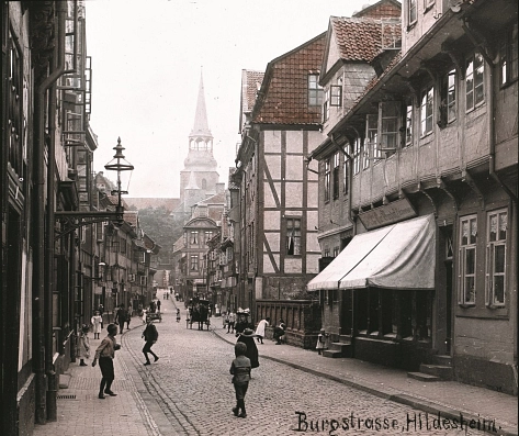 Das Bild zeigt eine farbige Aufnahme der Burgstraße mit Blick zur Michaeliskirche, entstanden etwa 1910 bis 1913.