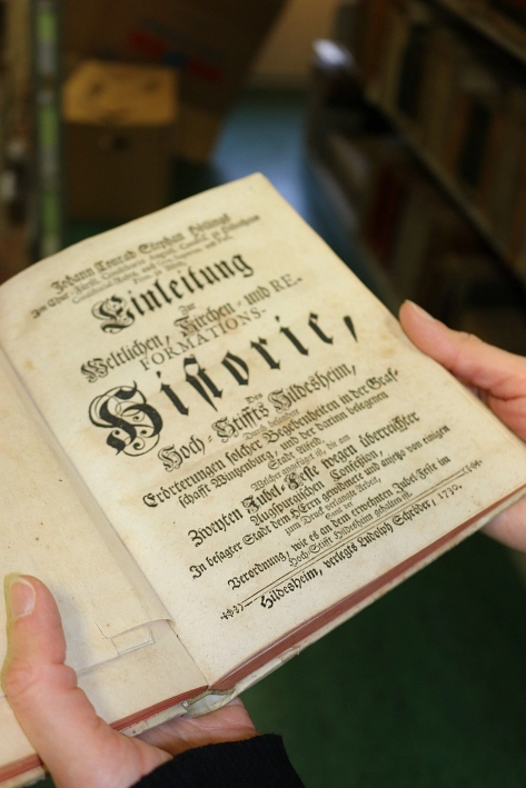 Titelblatt der Publikation Einleitung zur weltlichen, Kirchen- und Reformationshistorie des Hochstifts Hildesheim von 1730