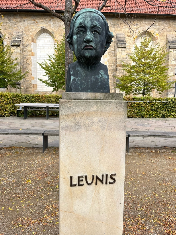 Leunisdenkmal im Leunishof (Gymnasium Mariano-Josephinum, Standort Domhof)
