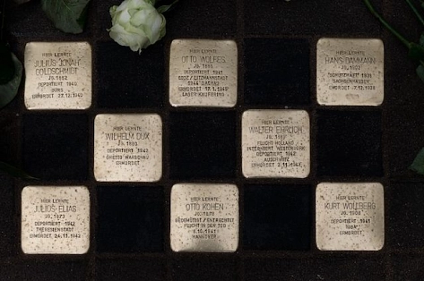 Acht Stolpersteine für jüdische Schüler des Gymnasium Andreanum, die im Holocaust umkamen. © Gymnasium Andreanum